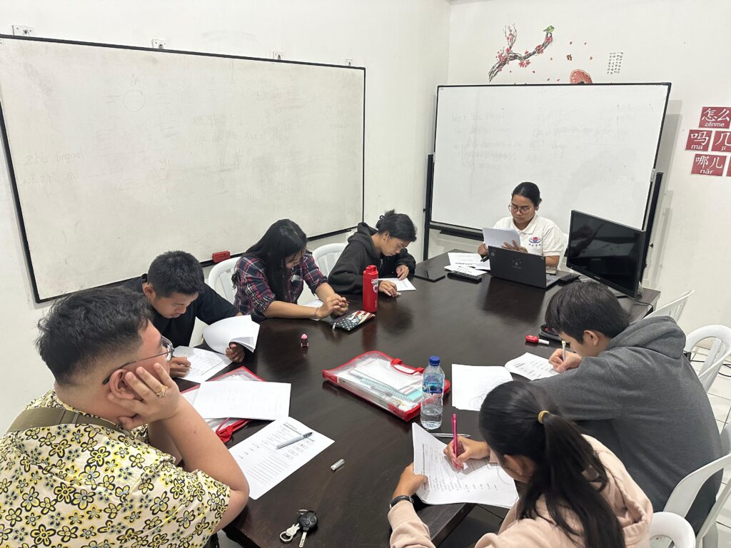 Guru Bahasa Mandarin Sedang Mengajar Siswa Asing Di Kelas, Mewakili Peluang Kerja Global Bagi Pengajar Mandarin