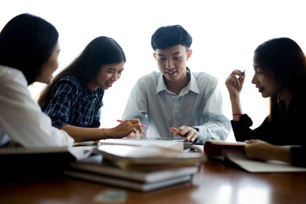 Siswa Belajar Bahasa Mandarin Di Kelas Interaktif Bali Untuk Persiapan Beasiswa Luar Negeri