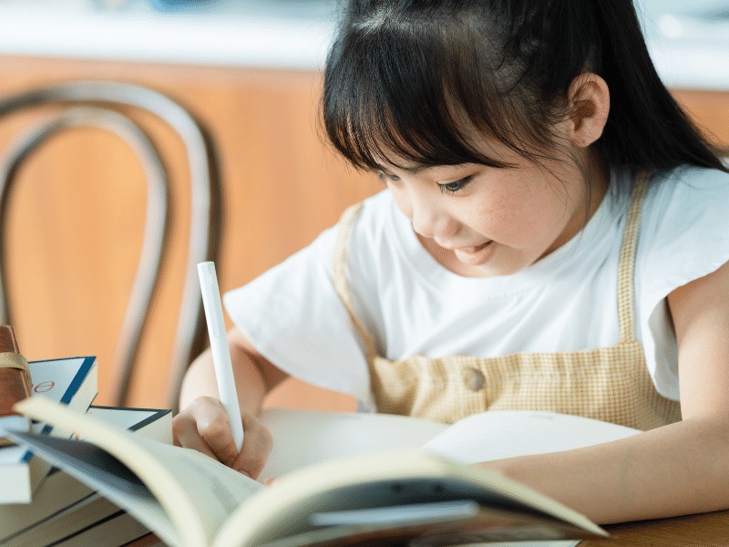 Ilustrasi belajar bahasa Mandarin di kelas dengan tutor profesional