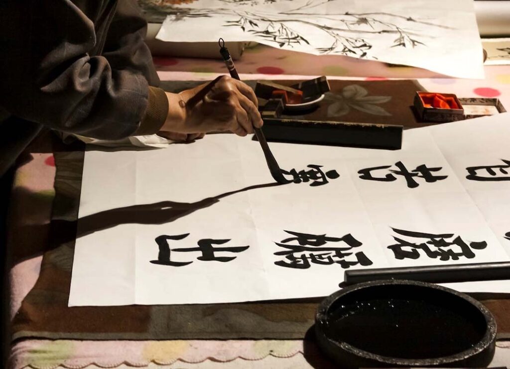Belajar aksara bahasa Mandarin di kelas Mandarin One